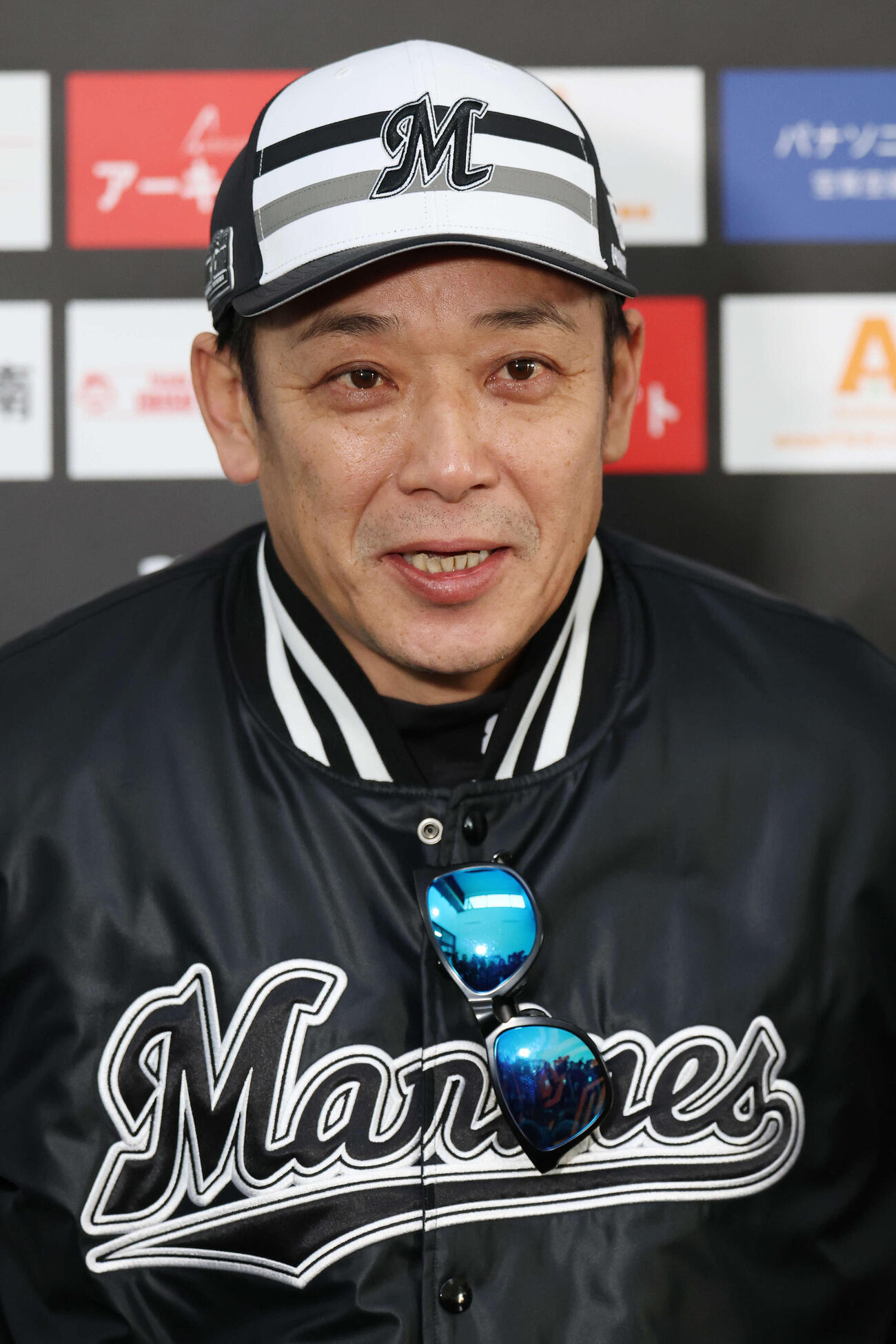囲み取材に答えるロッテのサブロー監督（撮影・宮地輝）
