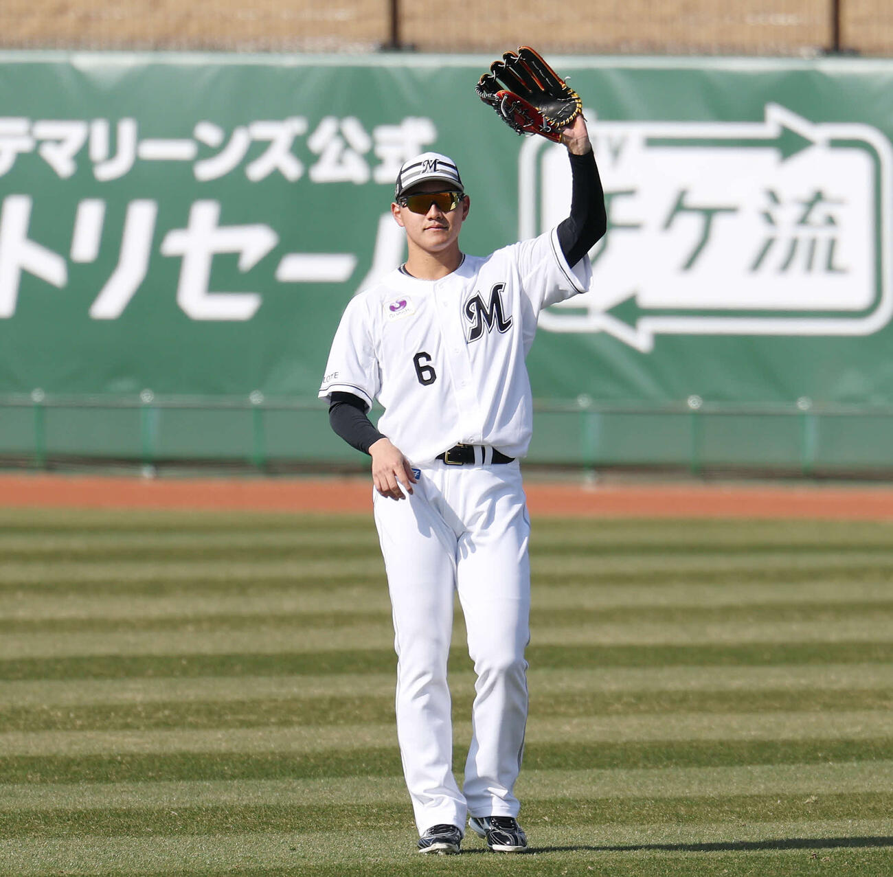 外野ノックを受けるロッテ西川（撮影・宮地輝）