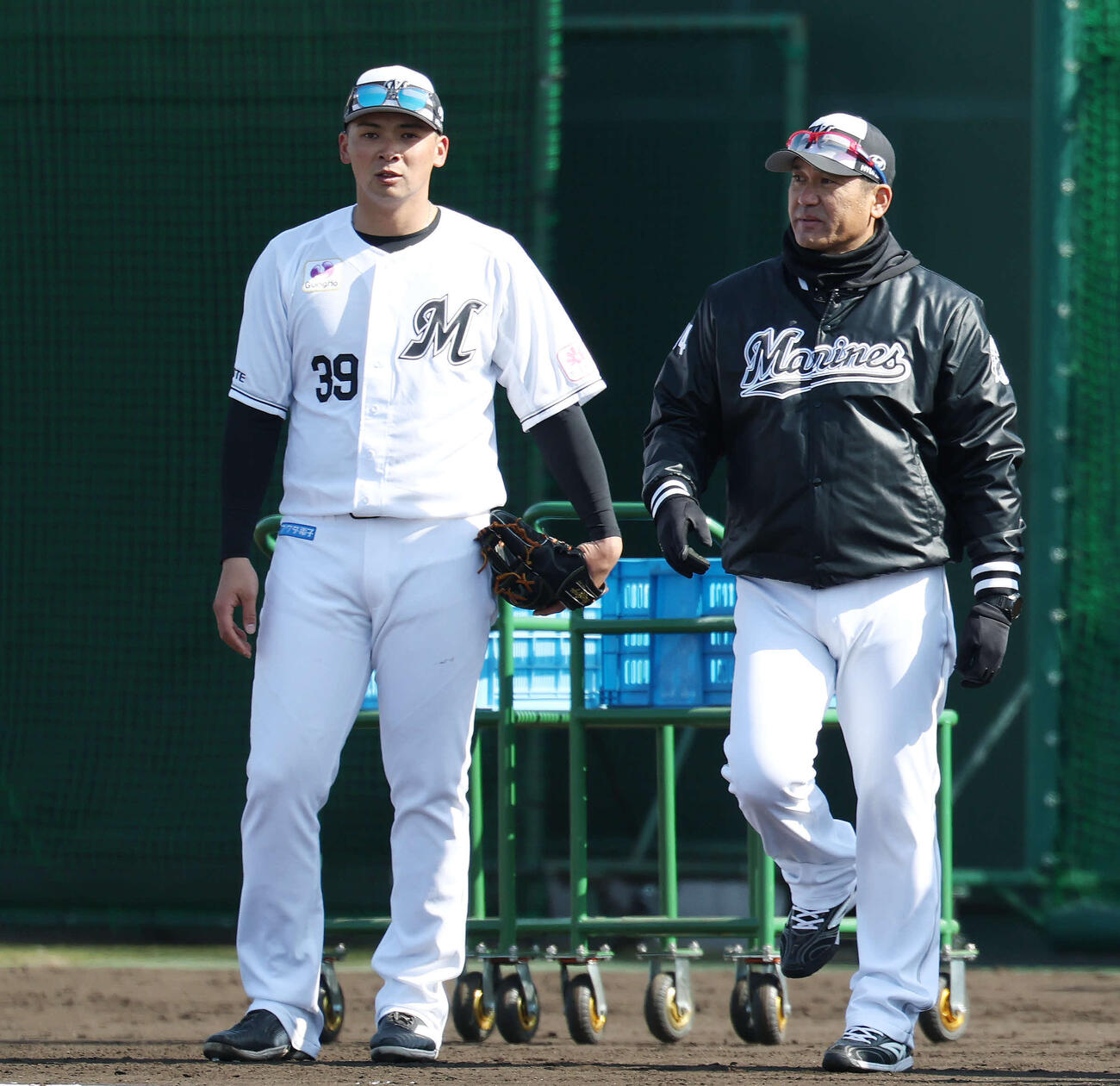 投内連携を見つめるロッテ井上。右は黒木投手コーチ（撮影・宮地輝）