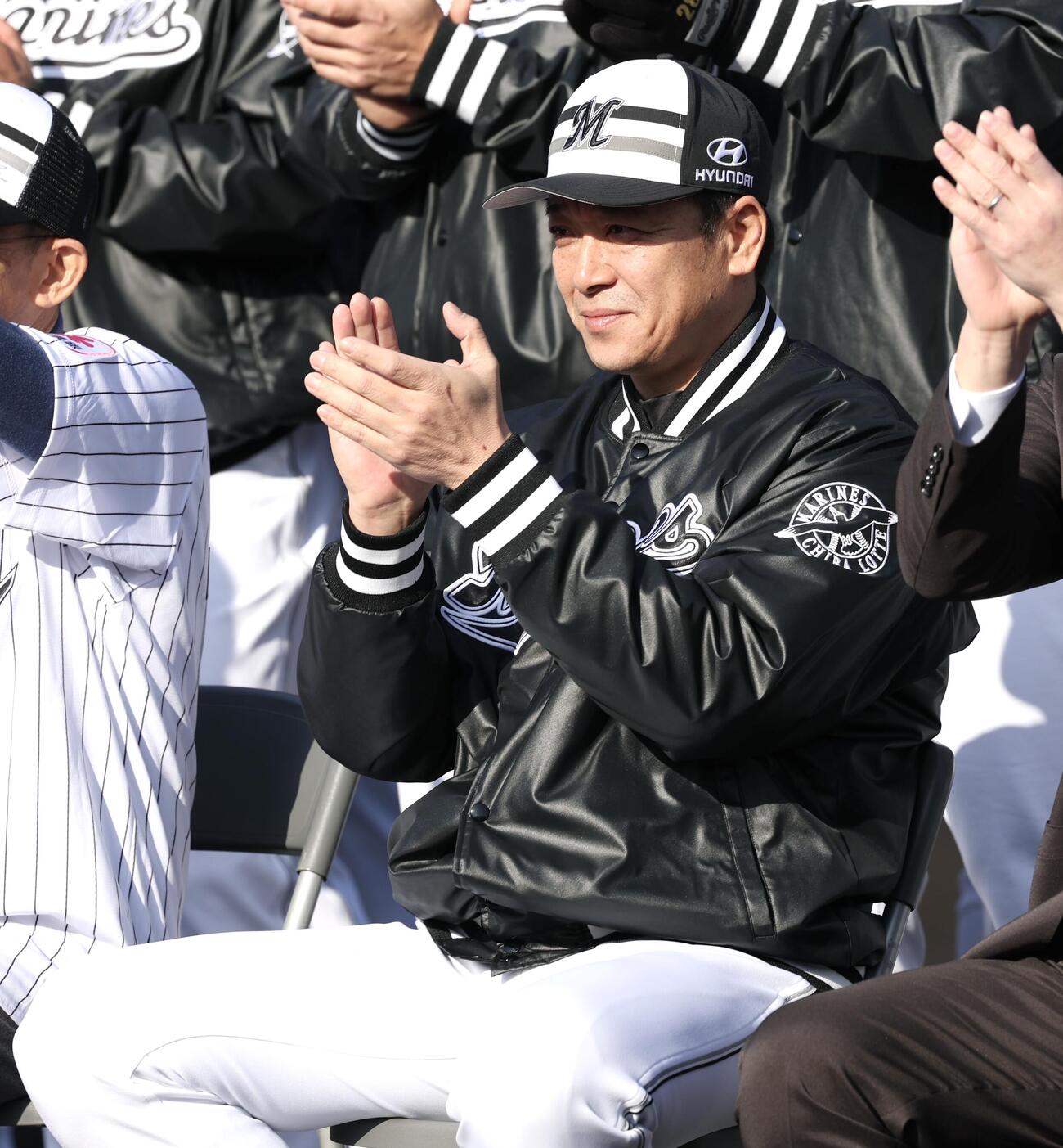 都城市民吹奏楽団の演奏に拍手するロッテのサブロー監督（撮影・宮地輝）