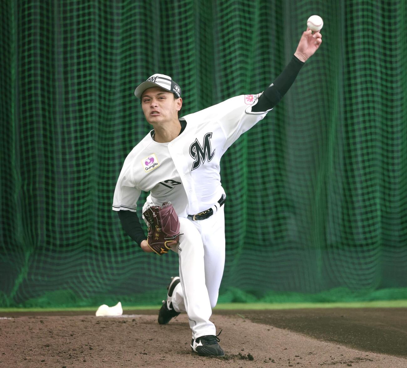 ブルペンで投球するロッテ毛利（撮影・宮地輝）