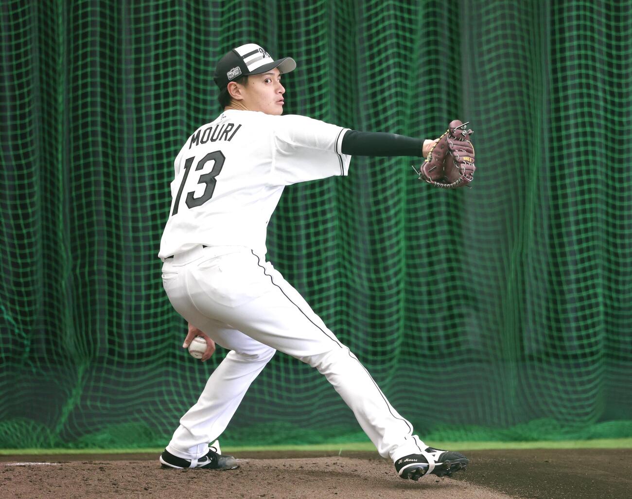 ブルペンで投球するロッテ毛利（撮影・宮地輝）