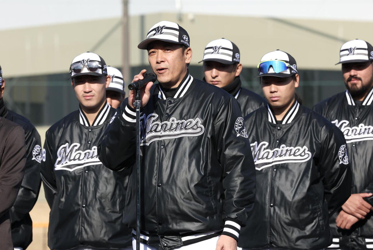 歓迎セレモニーであいさつするロッテのサブロー監督（撮影・宮地輝）