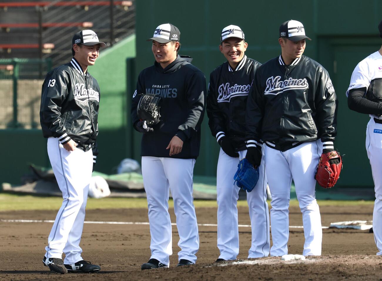 都城春季キャンプで言葉を交わす、左からロッテ毛利、大聖、石垣元、冨士（撮影・宮地輝）
