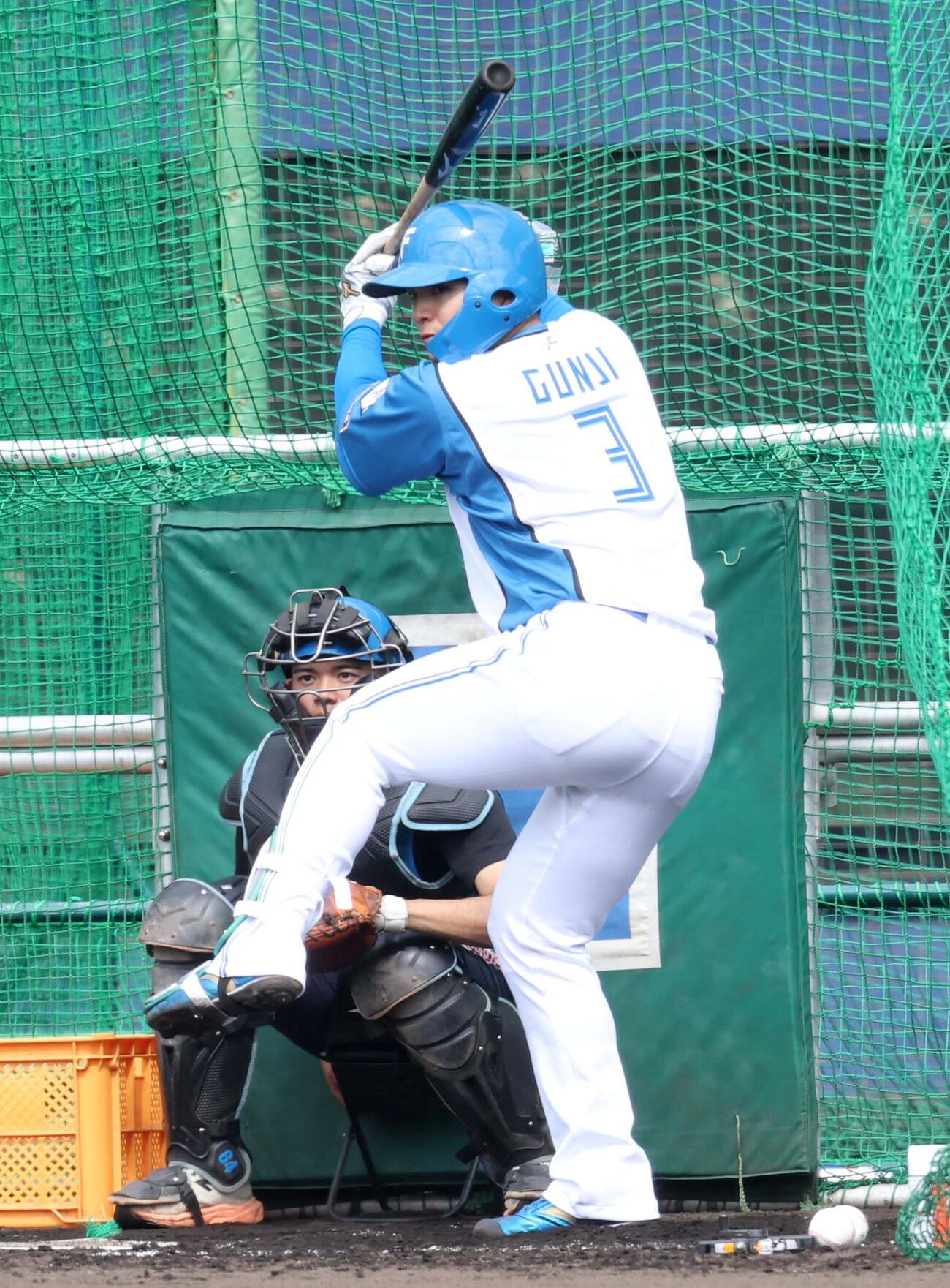 新背番号「3」のユニホームでフリー打撃する日本ハム郡司（撮影・黒川智章）