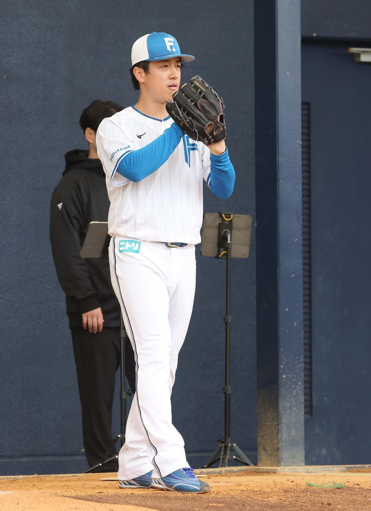 セットポジションで投球する日本ハム北山（撮影・黒川智章）