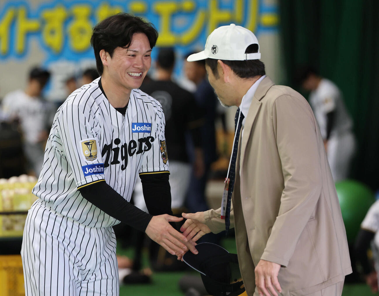 阪神OBの下柳剛氏と握手をかわす阪神伏見（撮影・西尾就之）