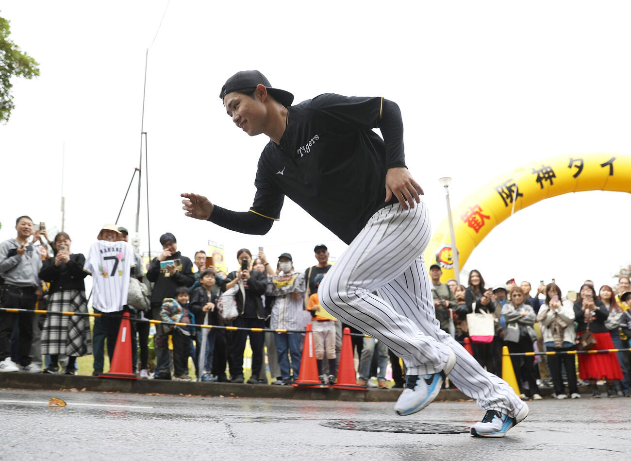 多くのファンが見守る中、ダッシュする阪神中野（撮影・上山淳一）