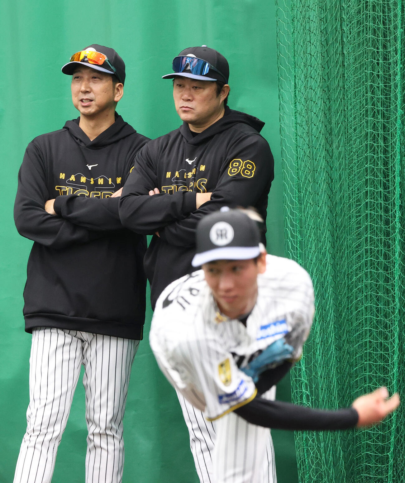 ブルペンで阪神藤川監督（左）は安藤投手チーフコーチと話す。手前は今朝丸（撮影・上山淳一）