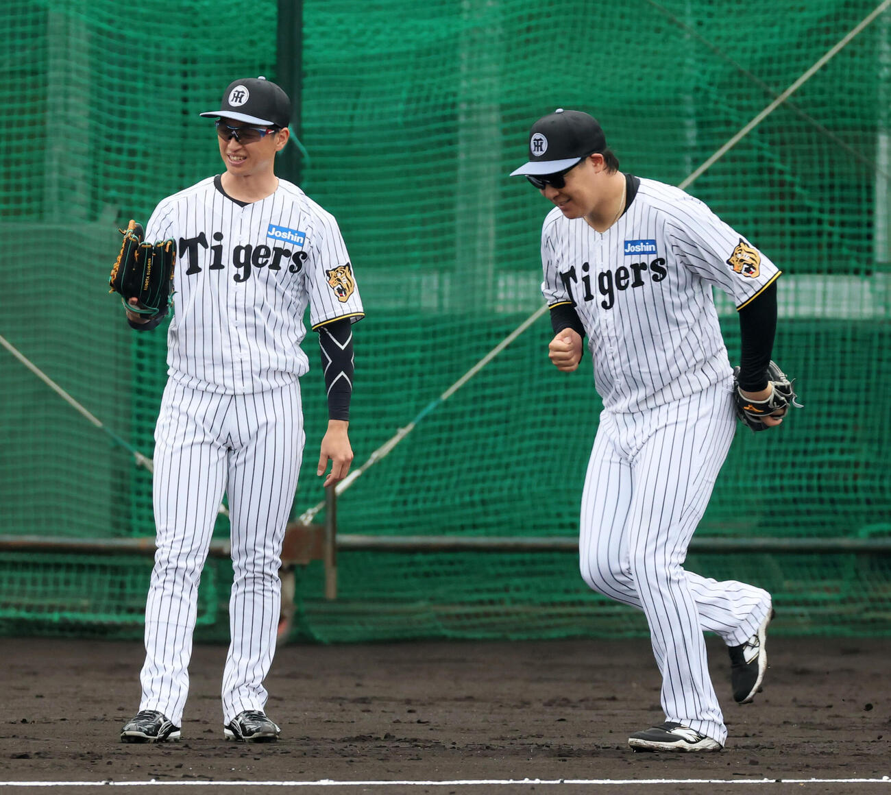 シートノックを行わなかった阪神近本。右は大山（撮影・加藤哉）
