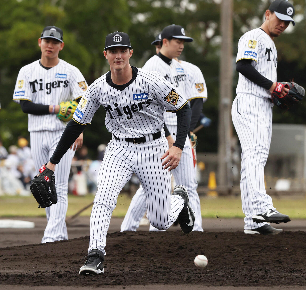 投内連係プレーの練習を行う阪神ルーカス（撮影・上山淳一）