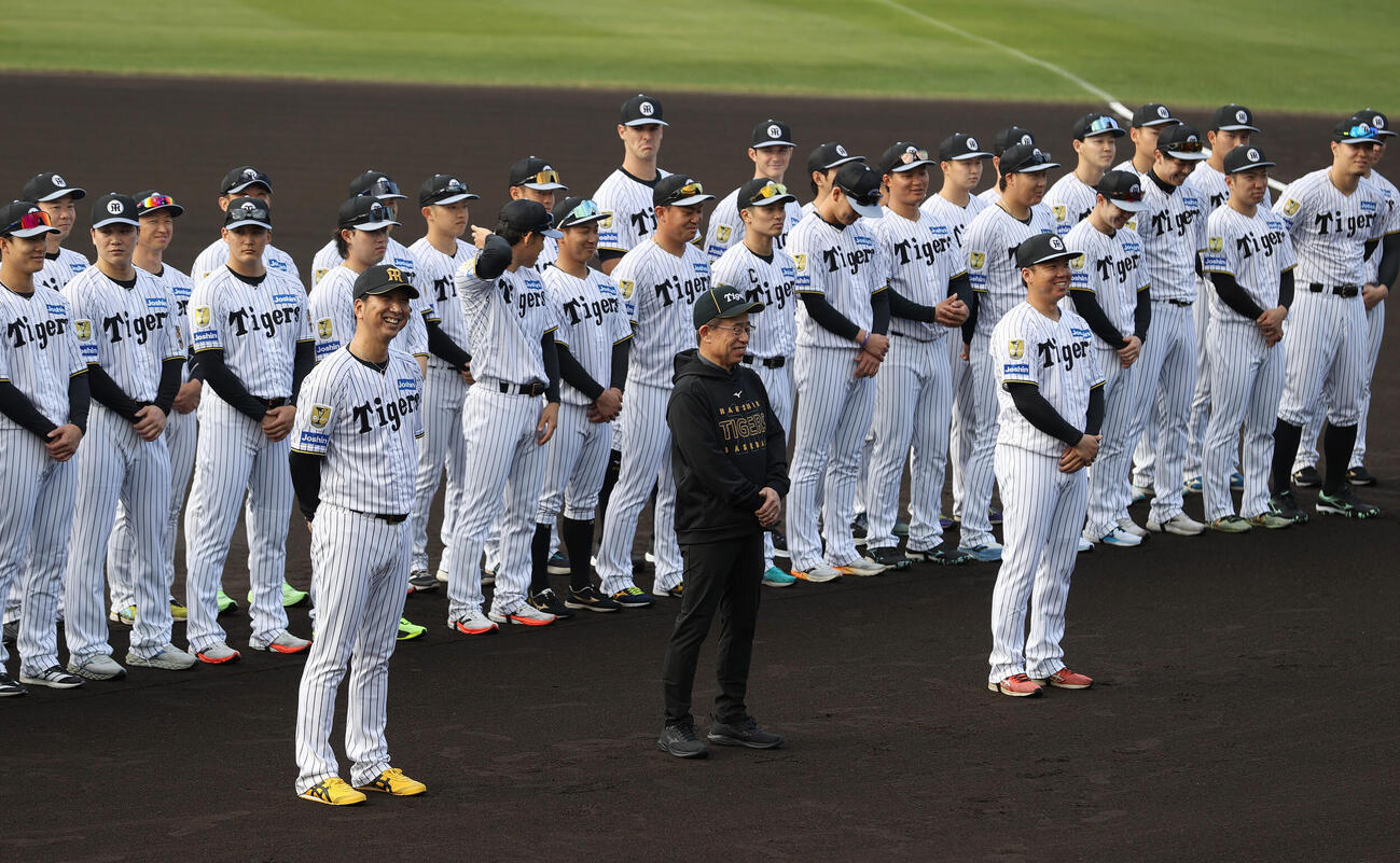 キャンプイン初日、歓迎セレモニーで笑顔を見せる阪神藤川監督（手前左）と選手たち（撮影・上山淳一）