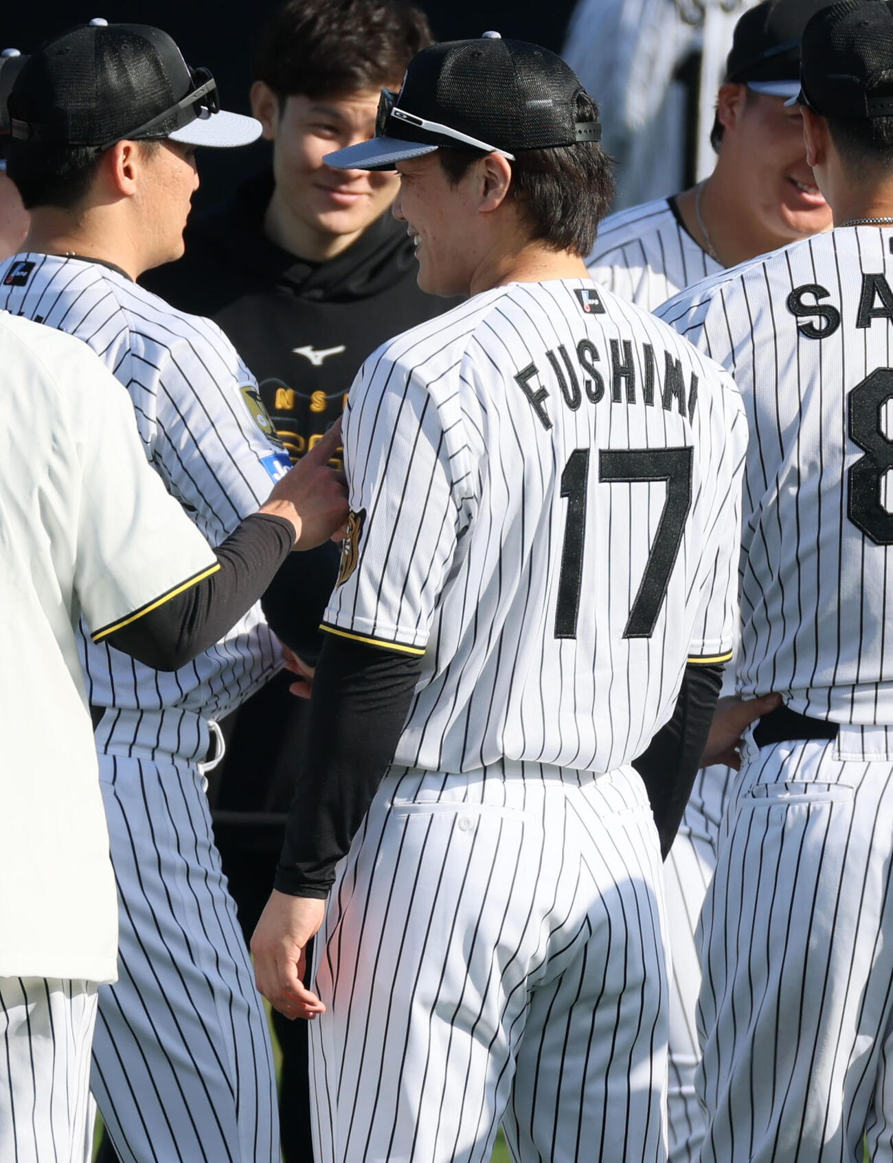 阪神伏見は背番号17を披露（撮影・加藤哉）