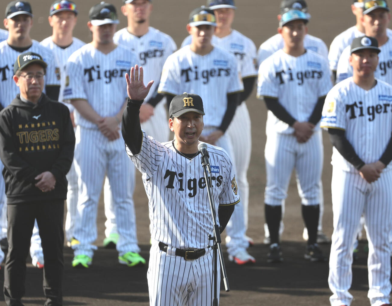阪神藤川球児監督は歓迎セレモニーで宜野座村長のあいさつの一部を流用して笑いを誘う（撮影・西尾就之）