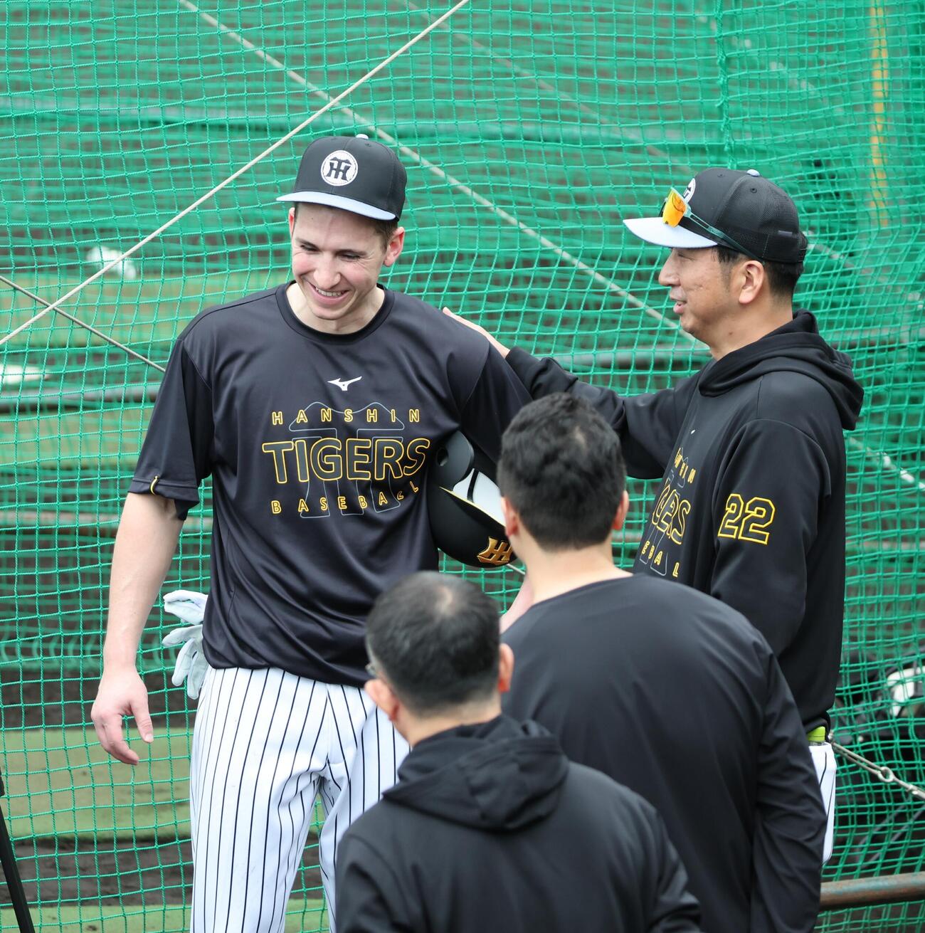 特打を終えたディベイニーの肩をたたいて労う阪神藤川監督（撮影・西尾就之）