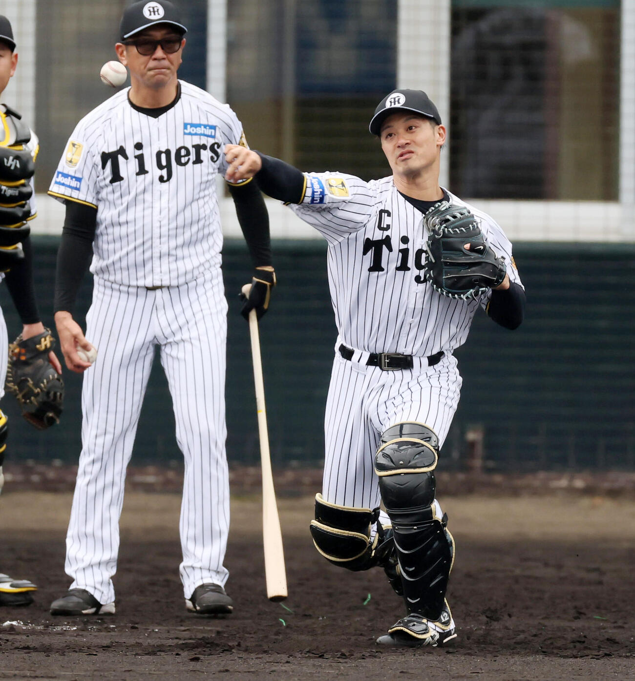 シートノックで二塁へ送球する阪神坂本（撮影・加藤哉）