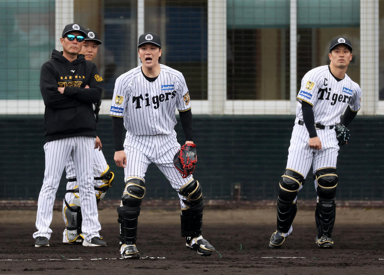 シートノックで声を出す阪神伏見。右は坂本（撮影・加藤哉）