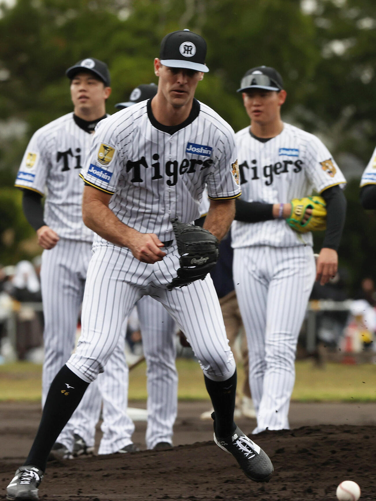 投内連係プレーの練習を行う阪神ラグズデール（撮影・上山淳一）
