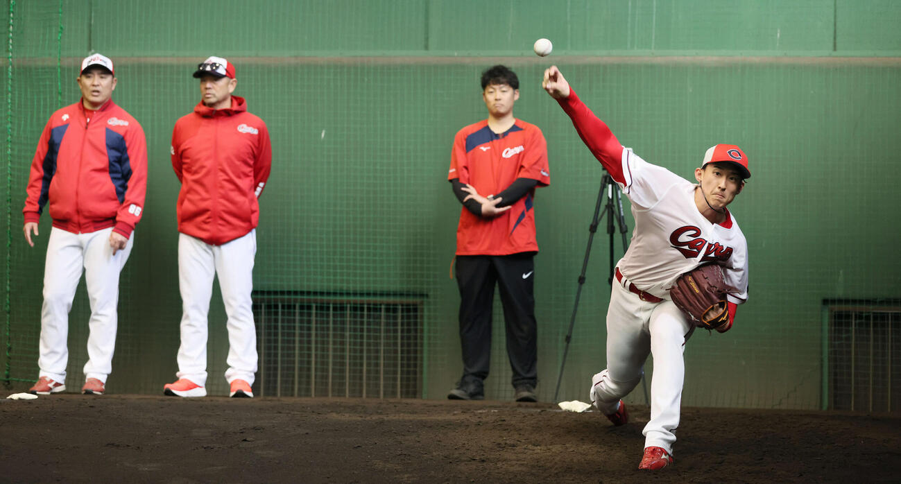ブルペンで投げる広島ドラフト2位の斉藤汰。左から菊地原投手コーチ、石井投手コーチ、一岡球団アナリスト（撮影・加藤孝規）