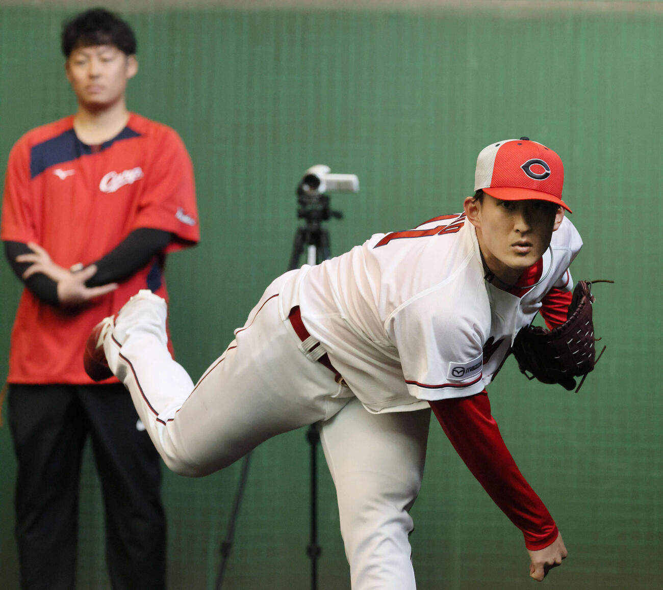 ブルペンで投げる広島ドラフト2位の斉藤汰（撮影・加藤孝規）