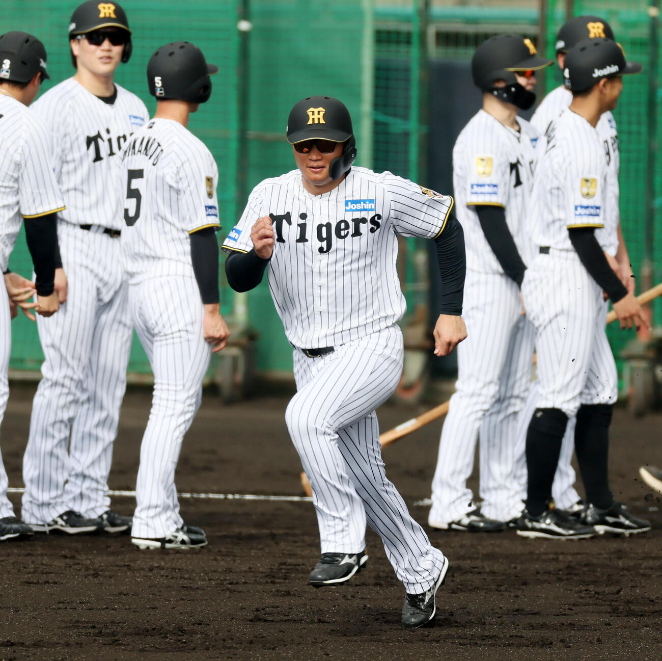 ベースランニングする阪神森下（撮影・加藤哉）