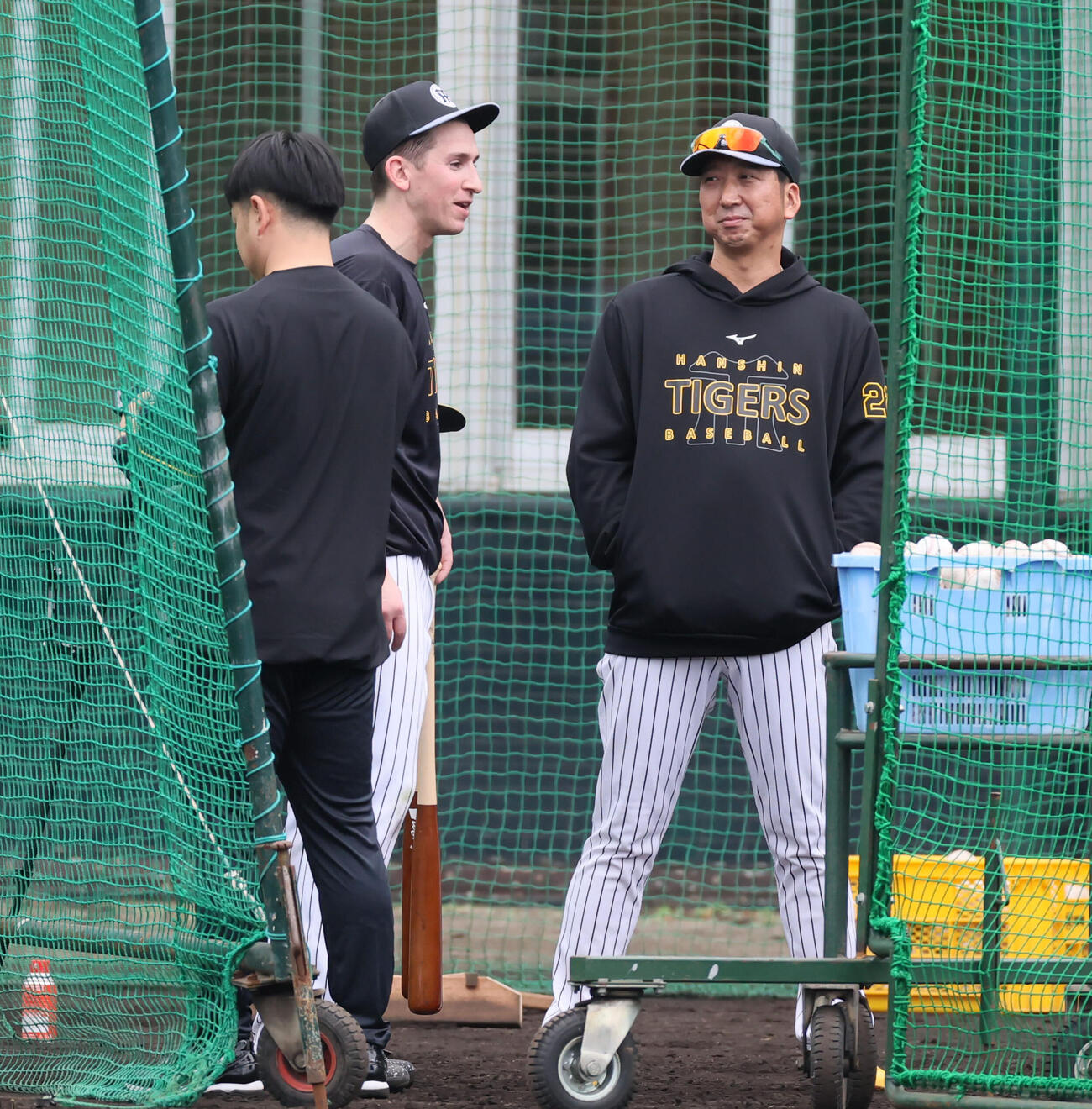 ランチ特打を終え藤川監督（右）と話す阪神ディベイニー（撮影・加藤哉）