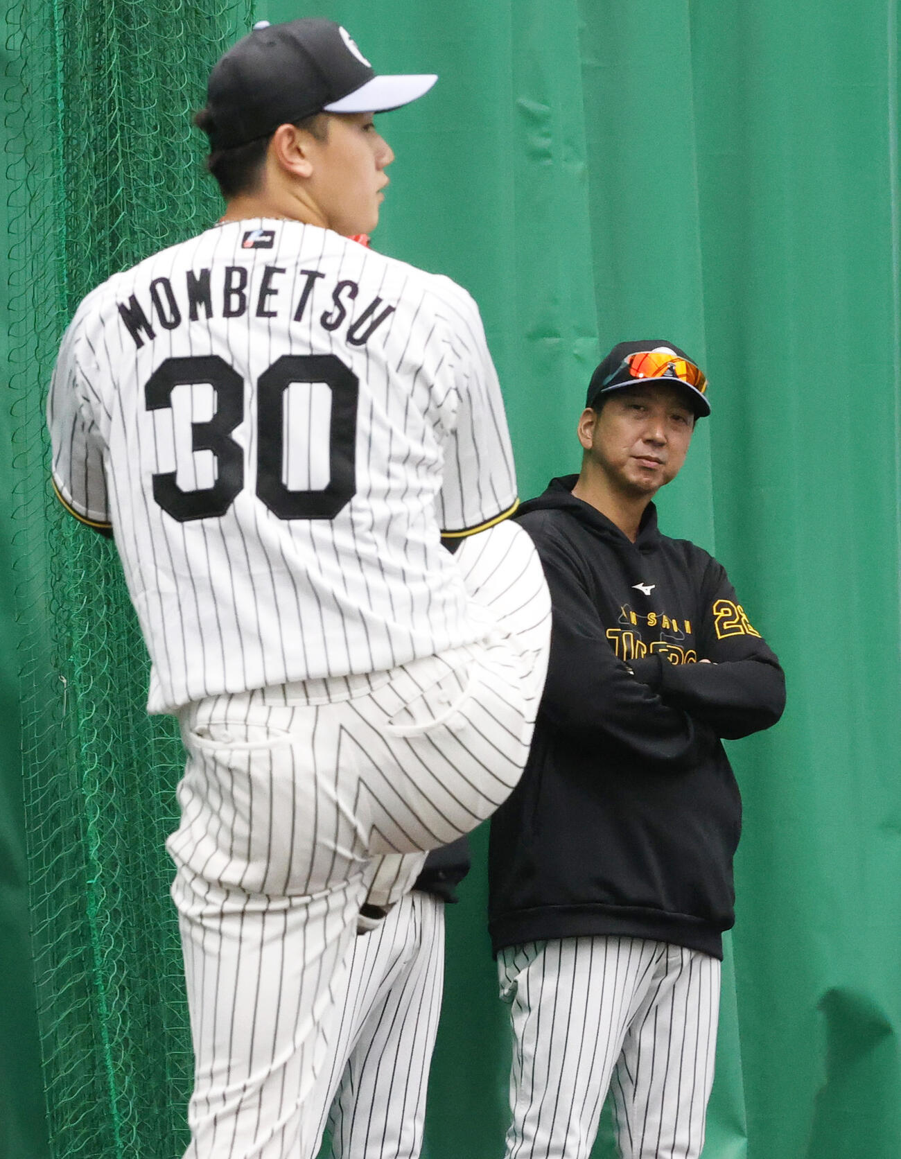 ブルペンで阪神門別（手前）の投球を見つめる藤川監督（撮影・上山淳一）