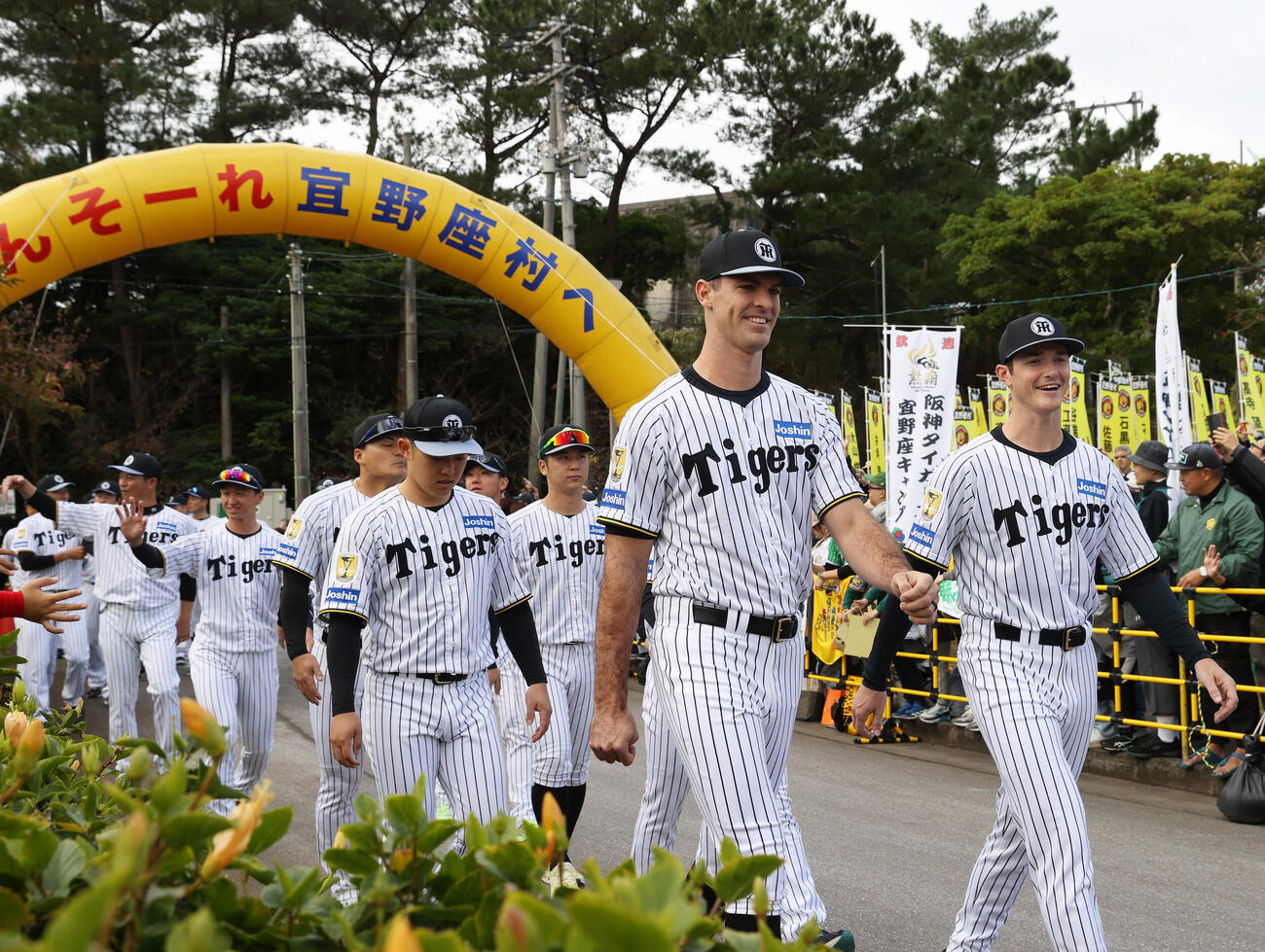 パレードで笑顔を見せる阪神ラグズデール（右から2人目）とルーカス（右）ら（撮影・上山淳一）