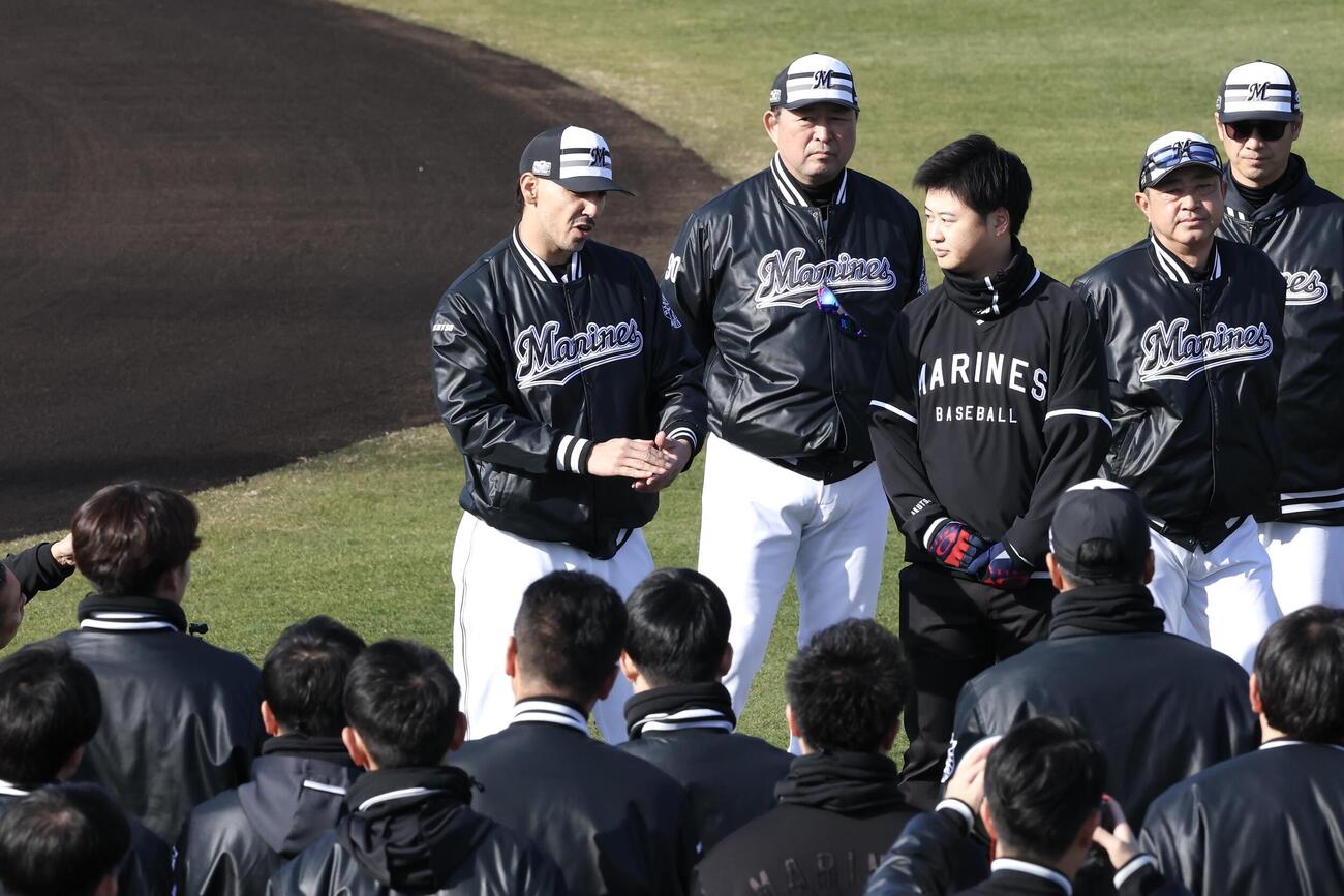 円陣で話しをするロッテのソト（撮影・宮地輝）