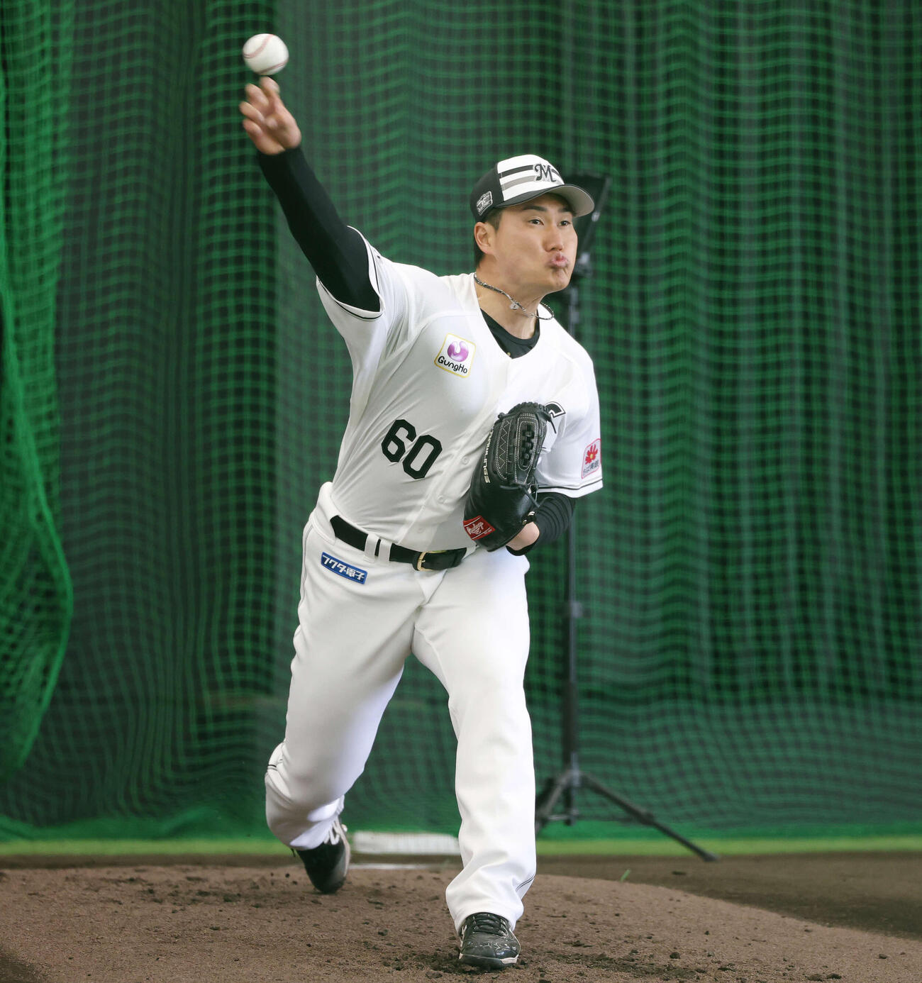ブルペンで投球するロッテ大聖（撮影・宮地輝）