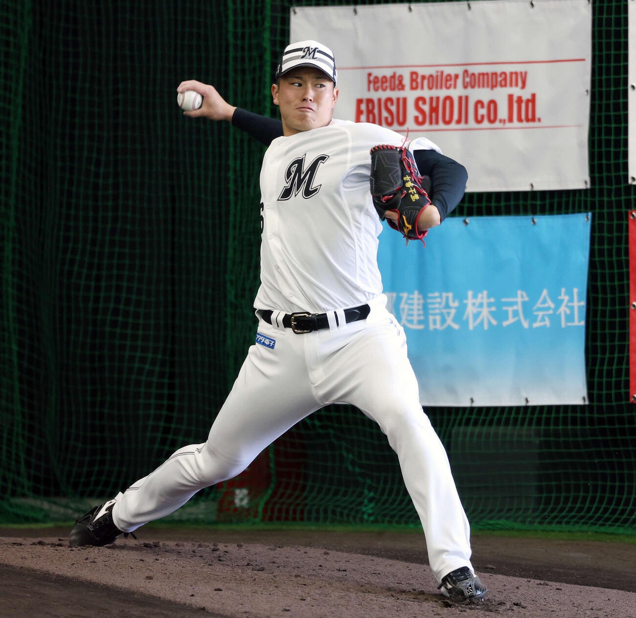 ブルペンで投球するロッテ冨士（撮影・宮地輝）