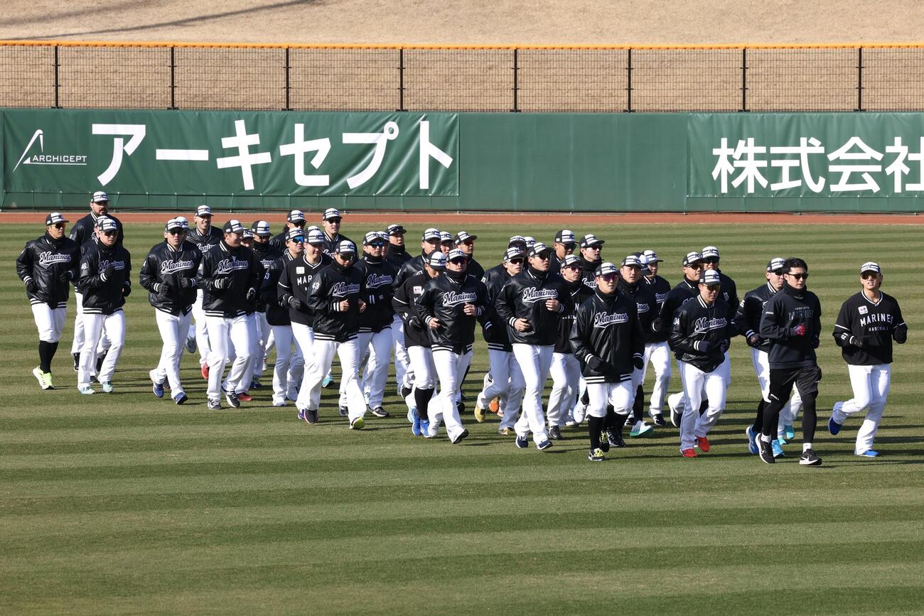 ランニングするロッテの選手たち（撮影・宮地輝）