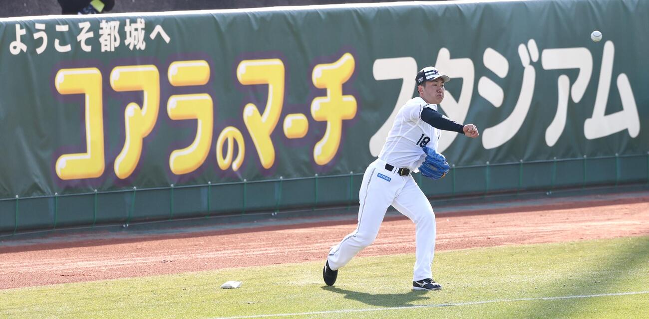 キャッチボールするロッテ石垣元（撮影・宮地輝）