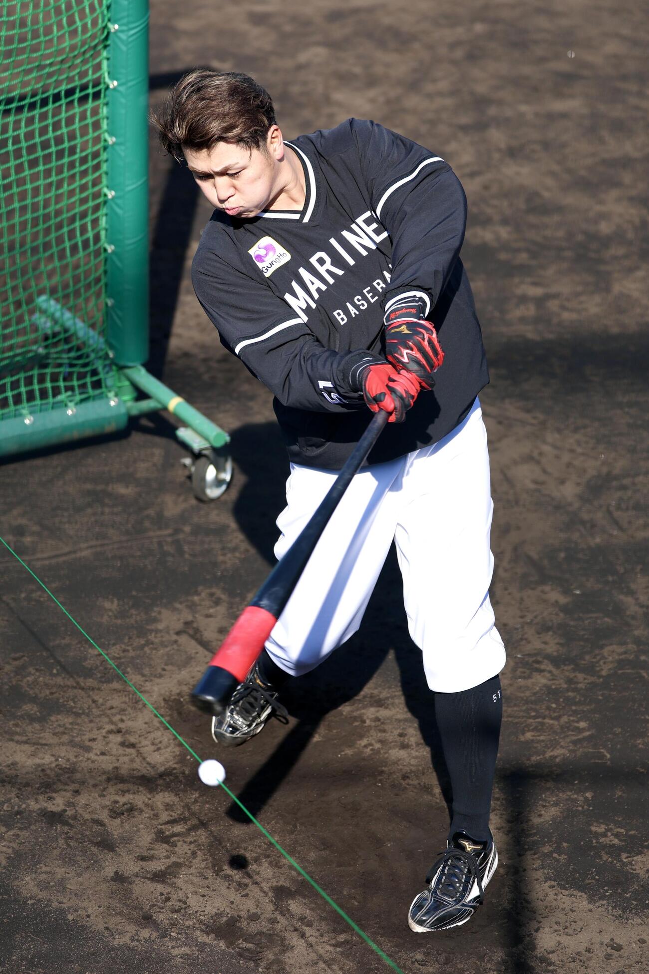 打撃練習するロッテ山口（撮影・宮地輝）