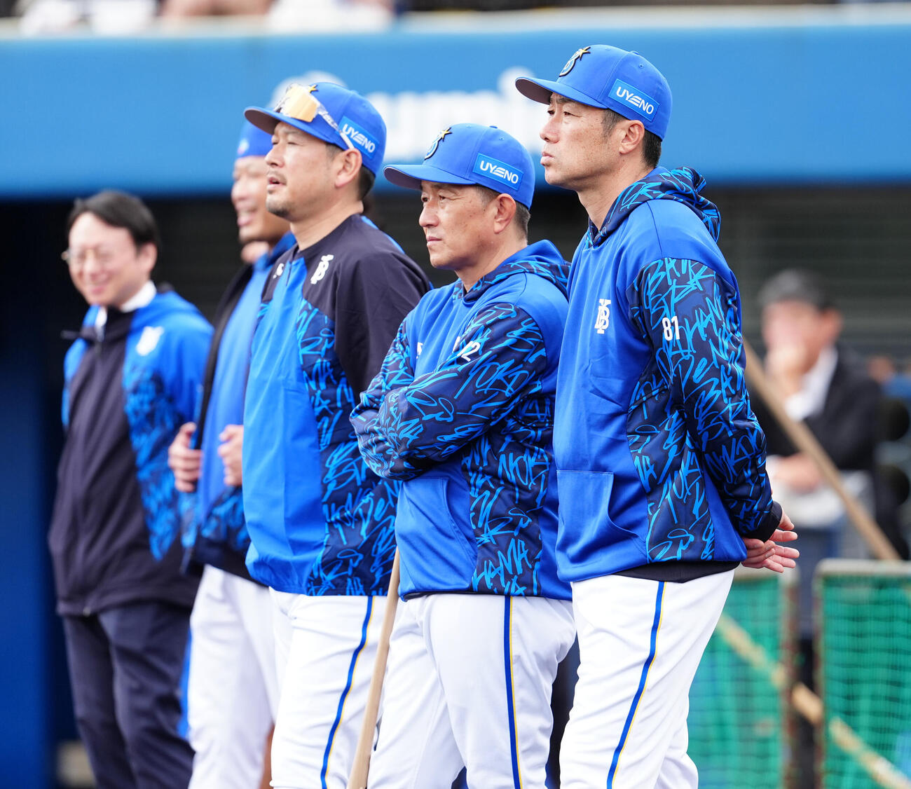 練習を見守るDeNA相川監督（右）（撮影・鈴木みどり）