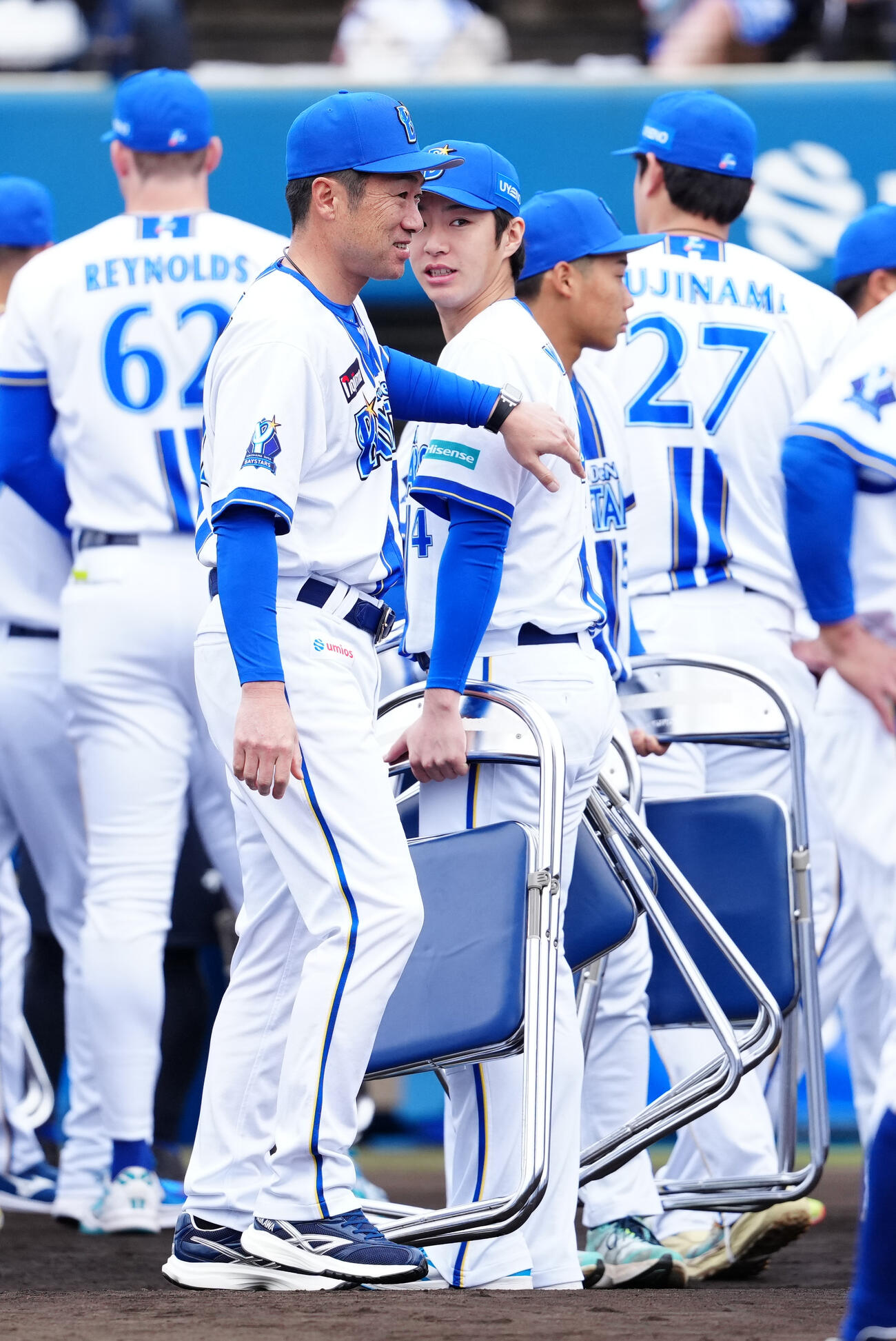 安全・天候祈願後、相川監督（左手前）から椅子を受け取ったDeNA度会（撮影・鈴木みどり）