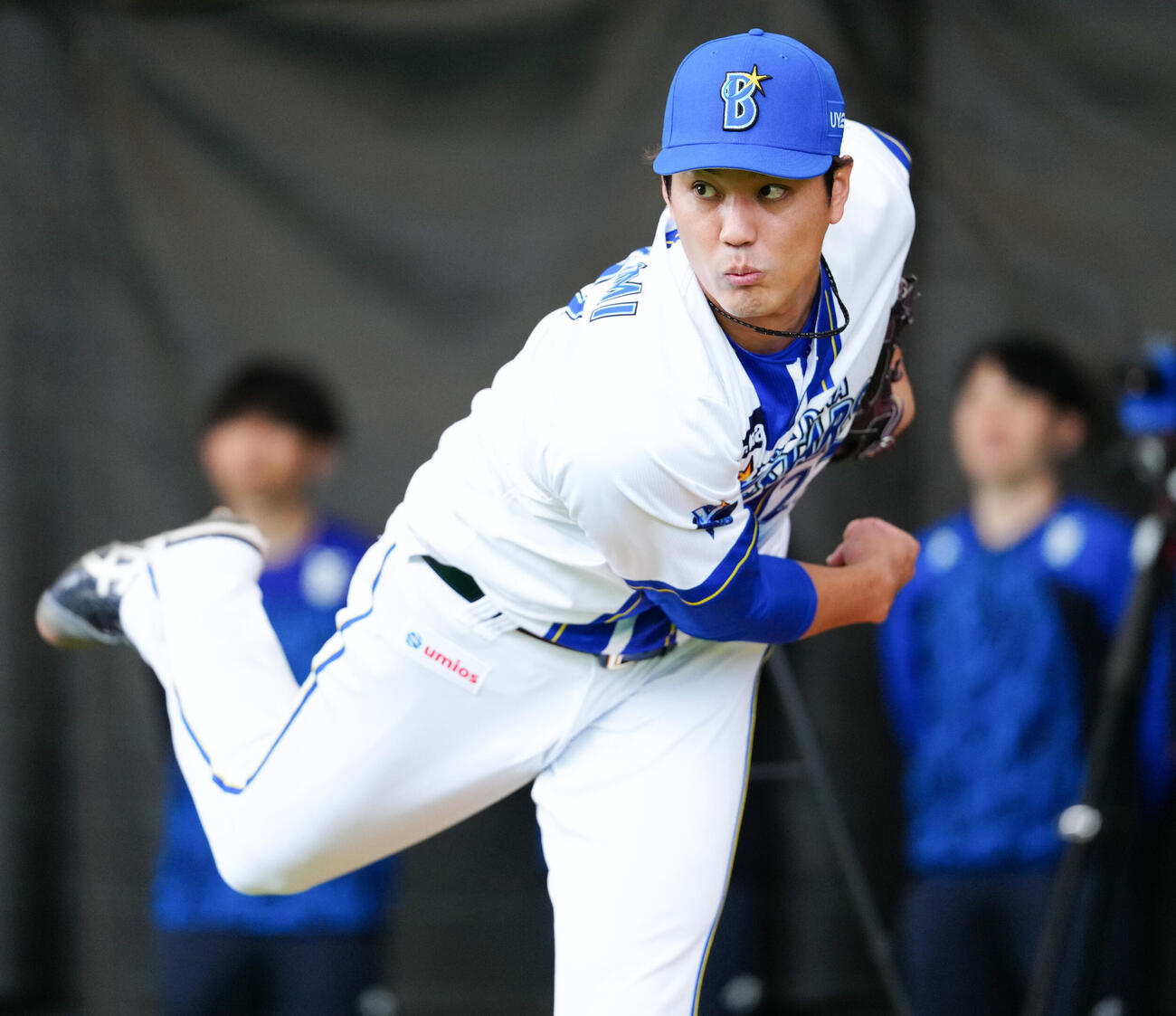 ブルペンで投球するDeNA藤浪（撮影・鈴木みどり）