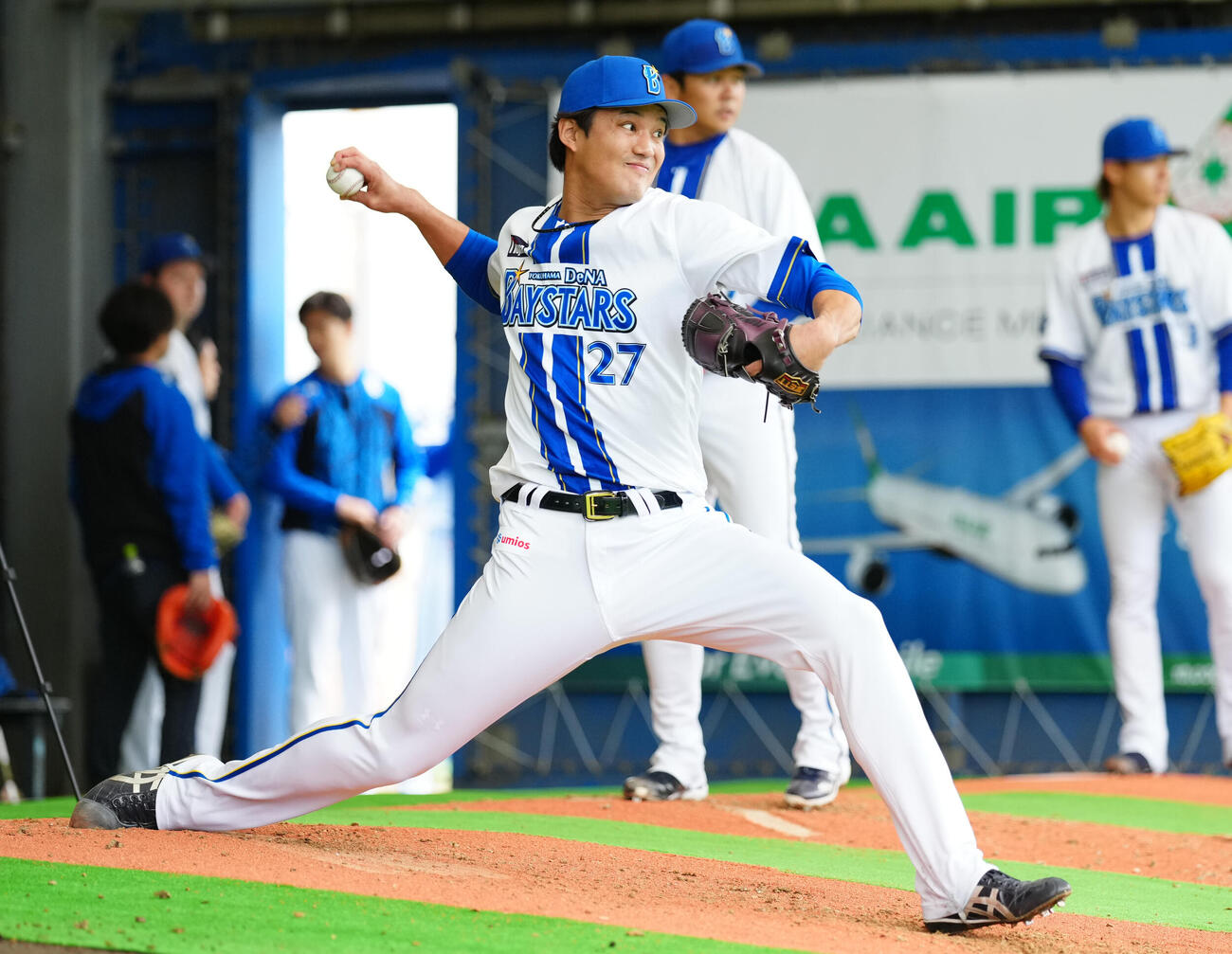 ブルペンで投球するDeNA藤浪（撮影・鈴木みどり）