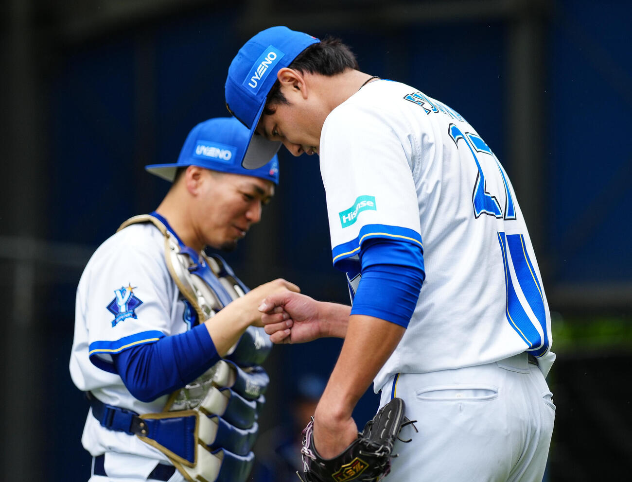 ブルペンでの投球を終えたDeNA藤浪（右）（撮影・鈴木みどり）