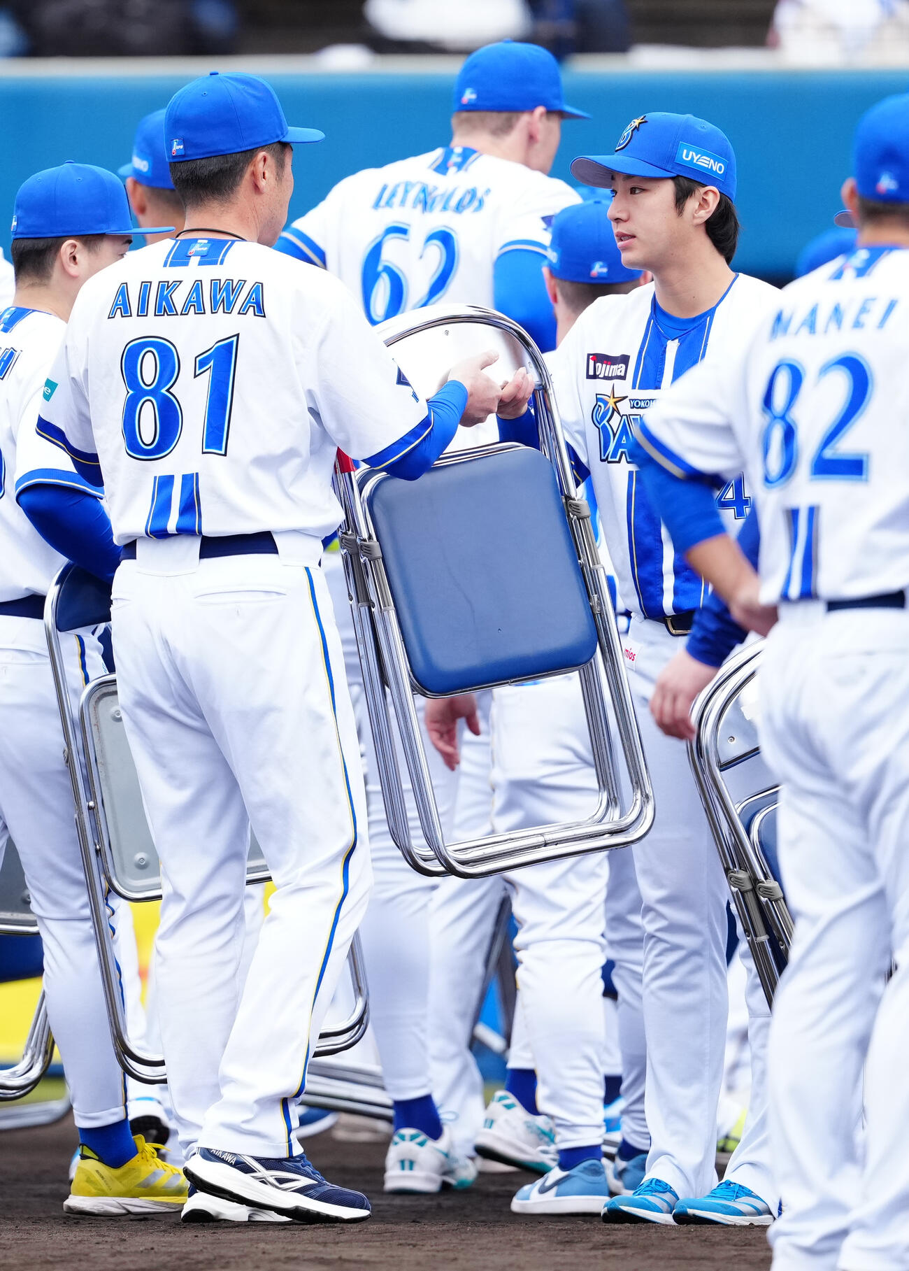 安全・天候祈願後、相川監督（左）から椅子を受け取るDeNA度会（撮影・鈴木みどり）