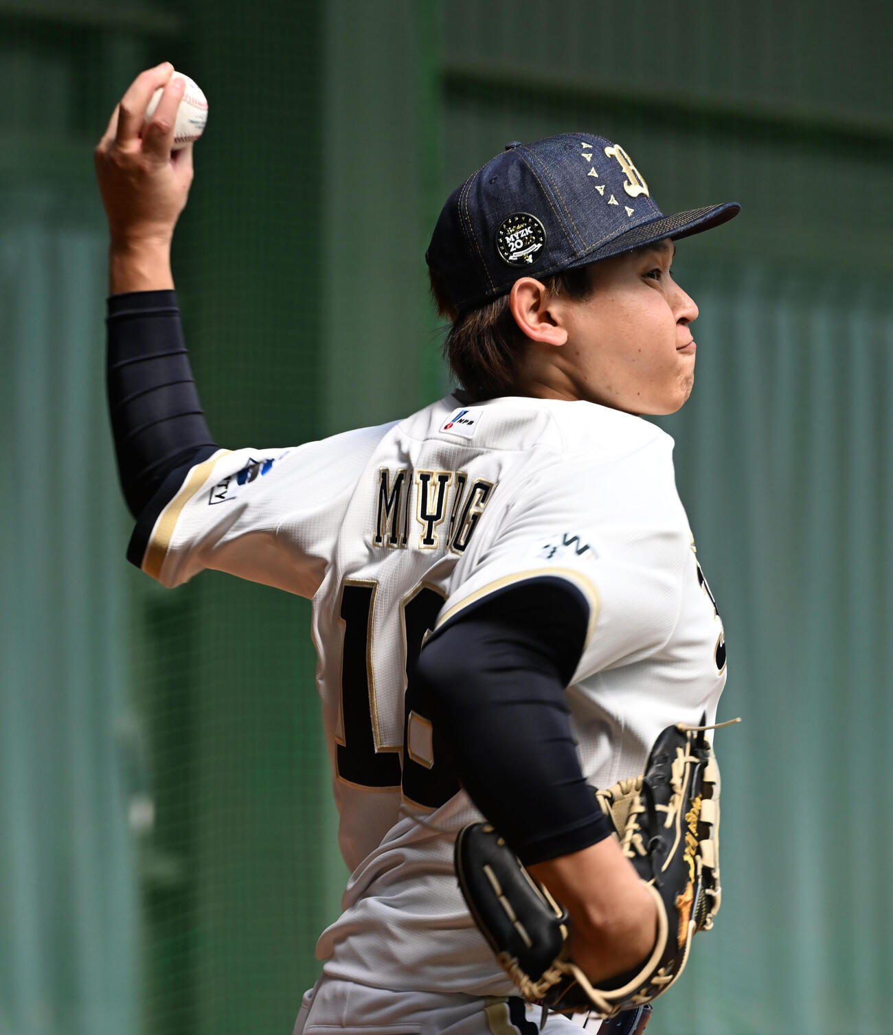 ブルペンに入り投球するオリックス宮城大弥（撮影・和賀正仁）