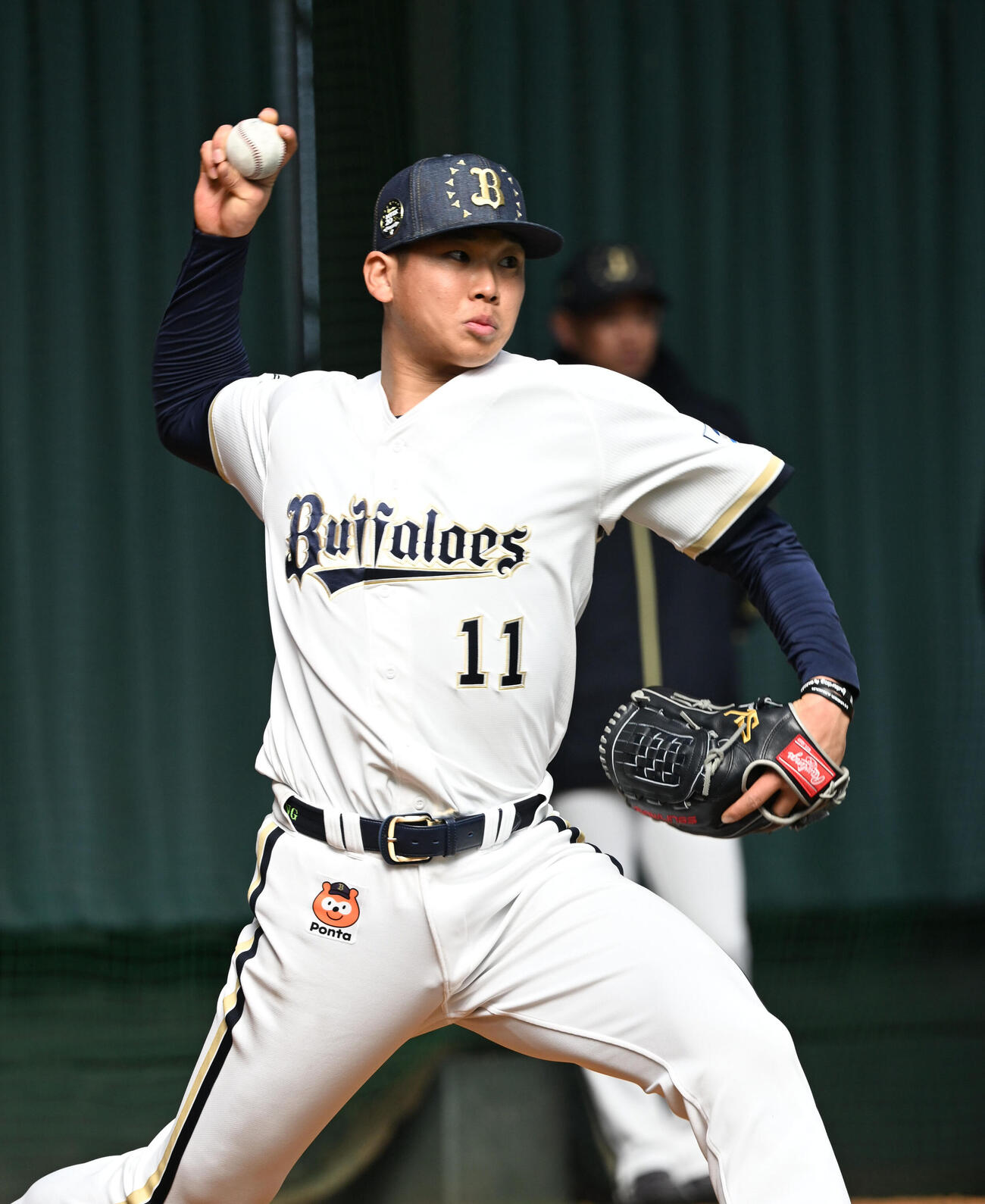 ブルペンに入り投球するオリックス山下（撮影・和賀正仁）
