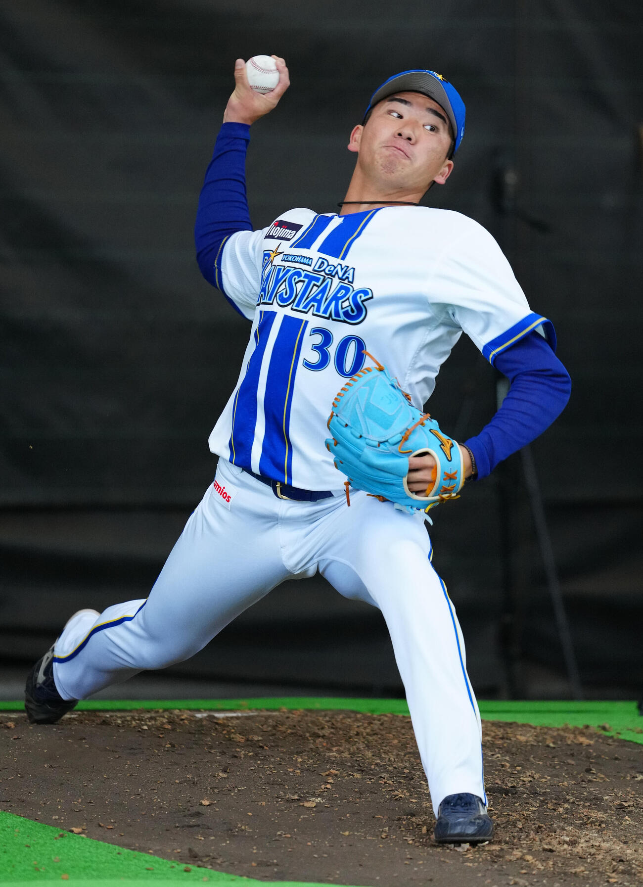 ブルペンで投球するDeNA篠木（撮影・鈴木みどり）