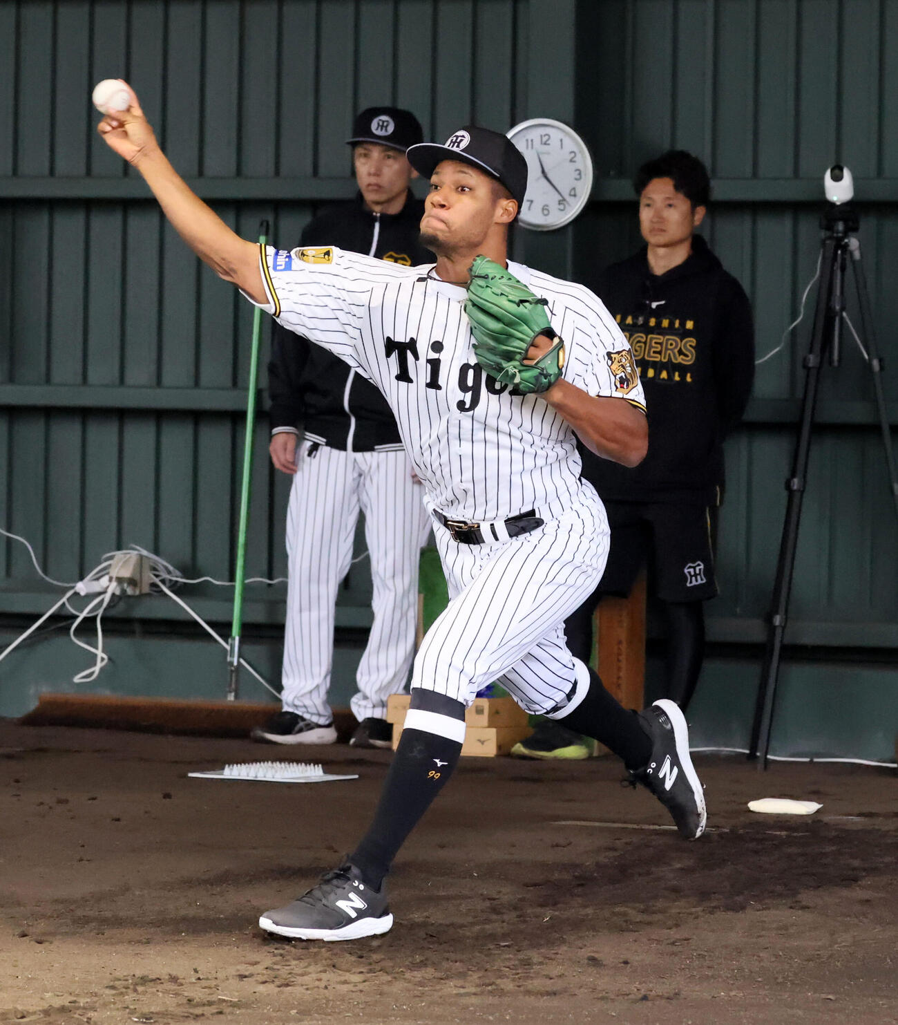 初めてブルペンに入って投球練習する阪神モレッタ（撮影・加藤哉）