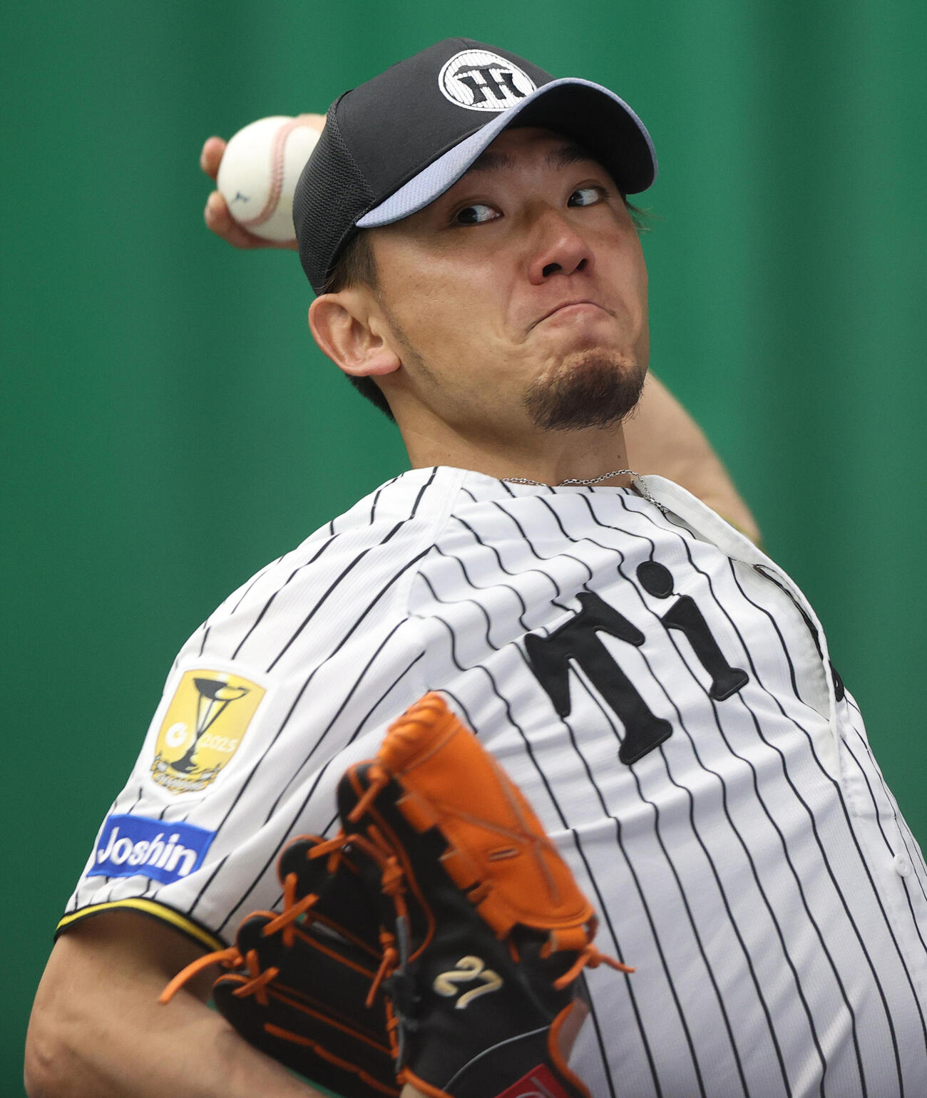 ブルペンで投球する阪神伊藤将（撮影・上山淳一）