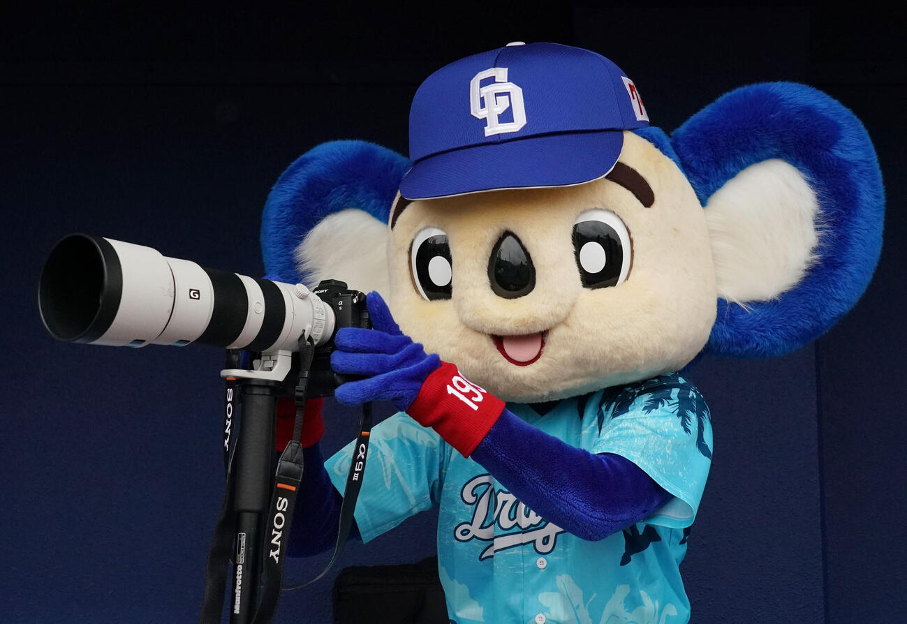 カメラを手にするドアラ（撮影・森本幸一）