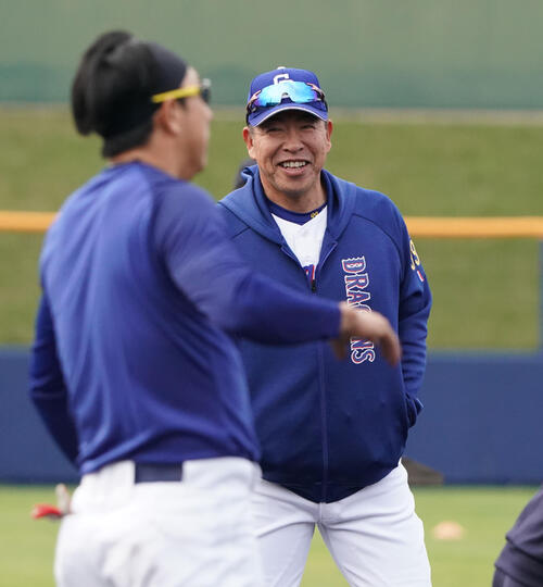 川崎臨時コーチ兼選手（左）に声をかける井上監督（撮影・森本幸一）
