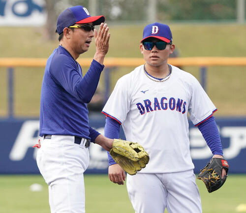 川崎臨時コーチ兼選手（左）は村松にアドバイスをする（撮影・森本幸一）