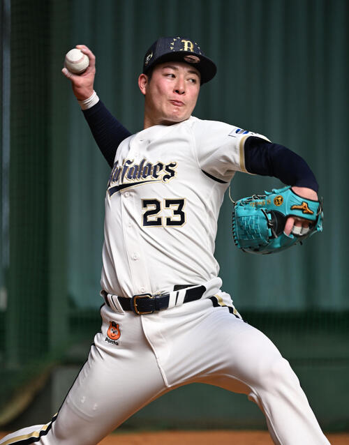 ブルペンに入り投球するオリックス吉田（撮影・和賀正仁）