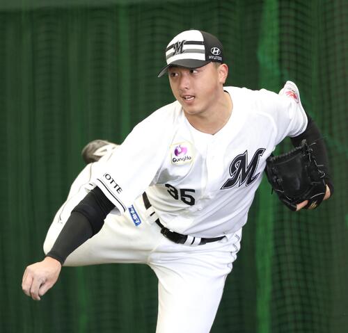 ブルペンで投球するロッテ田中（撮影・宮地輝）